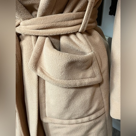 Looking on she sings the songs the words she knows the tune she hums - Picture 6 of 9